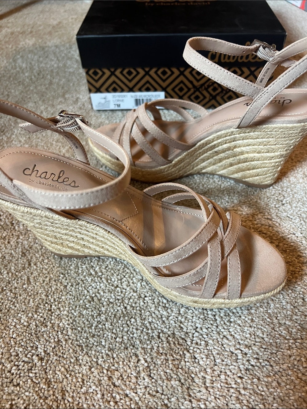 Charles by Charles David Nude Beige Espadrille Wedge Sandals 7. EUC